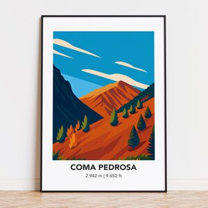 Może przedstawiać: Oprawiony wydruk przedstawiający stylizowany krajobraz góry Coma Pedrosa. Grafika wykorzystuje pomarańczowy, niebieski i zielony, aby przedstawić górę, drzewa i niebo. Tekst "COMA PEDROSA" i wysokość, 2942 m, znajdują się na dole.
