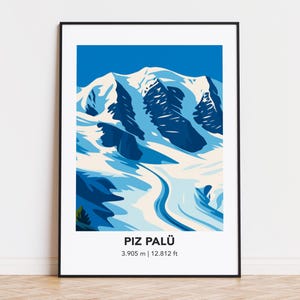 Pode incluir: Uma impressão artística emoldurada com uma ilustração estilizada do Piz Palü, uma montanha com picos cobertos de neve e um caminho sinuoso. A obra de arte usa tons de azul e branco. O texto "PIZ PALÜ" e a elevação, 3.905 m | 12.812 ft, estão na parte inferior.