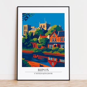 Pode incluir: Uma impressão artística emoldurada com uma ilustração estilizada de Ripon, Reino Unido. A obra de arte retrata uma cena fluvial com edifícios, árvores e uma igreja sob um céu azul. A impressão inclui o texto "RIPON" e "UNITED KINGDOM".