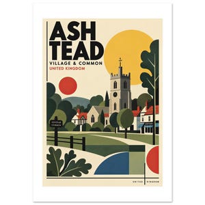 Op de afbeelding: Een reisposter met de tekst ASHTEAD VILLAGE & COMMON UNITED KINGDOM. De illustratie toont een kerktoren, groene bomen, een rode zon en een gele zon tegen een crèmekleurige achtergrond. Een wegwijzer geeft ASHTEAD COMMON aan in een park.