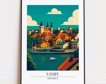Op de afbeelding: Een ingelijste kunstdruk met een gestileerde illustratie van Visby, Zweden. Het kunstwerk toont een kustplaats met roodbedekte gebouwen, een kerk en een boot op het water, tegen een turquoise lucht met wolken. De tekst "VISBY SWEDEN" staat onderaan.