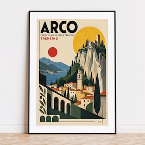 以下が含まれることがあります： イタリアのアルコを描いた額装された旅行ポスター。崖の上の城、鐘楼、赤い屋根の建物が描かれています。空には大きな黄色い太陽と赤い円があります。テキストには「ARCO CASTLE TOWN OF GARDA TRENTINO TRENTINO ITALY」と書かれています。