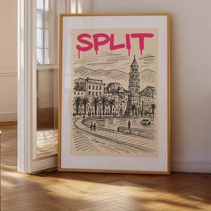 Könnte beinhalten: Gerahmter Kunstdruck mit einer Skizze einer Küstenstadt, mit dem Wort "SPLIT" in rosa Graffiti-Schrift. Das Kunstwerk zeigt Gebäude, Palmen und eine Uferpromenade, ideal für die Inneneinrichtung.