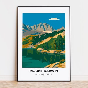 Op de afbeelding: Een ingelijste kunstdruk met een landschapsillustratie van Mount Darwin. Het kunstwerk toont een bergketen, een meer en bomen in groen, blauw en geel. De tekst "MOUNT DARWIN" en de hoogte, 4.216 m, staan onderaan.