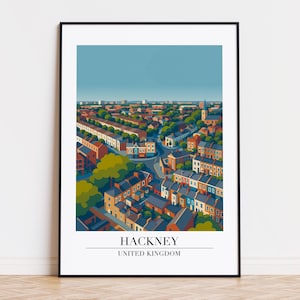 Puede incluir: Una impresión artística enmarcada que presenta una ilustración estilizada de Hackney, Reino Unido. La obra de arte representa una vista aérea de la ciudad con edificios coloridos, árboles y un cielo azul claro. La palabra "HACKNEY" está impresa en la parte inferior.