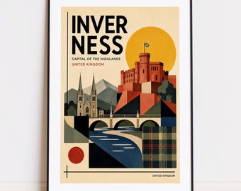 Könnte beinhalten: Gerahmter Kunstdruck mit einer stilisierten Illustration von Inverness, Schottland. Das Kunstwerk zeigt ein Schloss, eine Brücke und den Text "INVERNESS, CAPITAL OF THE HIGHLANDS, UNITED KINGDOM". Die Farbpalette umfasst Rot, Orange, Blau und Grün.
