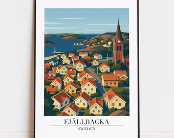 Op de afbeelding: Een ingelijste kunstdruk van Fjällbacka, Zweden. De illustratie toont een kustdorp met roodbedekte huizen, een kerktoren en een blauwe zee onder een blauwe lucht. De tekst "FJÄLLBACKA SWEDEN" staat onderaan.