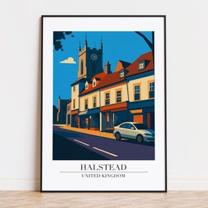 Puede incluir: Una impresión artística enmarcada que presenta una ilustración estilizada de Halstead, Reino Unido. La obra de arte representa una escena callejera con edificios, una torre de iglesia y un coche. El texto "HALSTEAD UNITED KINGDOM" está en la parte inferior.