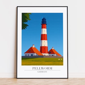 Könnte beinhalten: Ein gerahmter Kunstdruck mit einer stilisierten Illustration des Leuchtturms Pellworm in Deutschland. Der Leuchtturm ist rot und weiß, mit blauem Dach, vor einem klaren blauen Himmel. Zwei Gebäude mit roten Dächern befinden sich am Fuße.