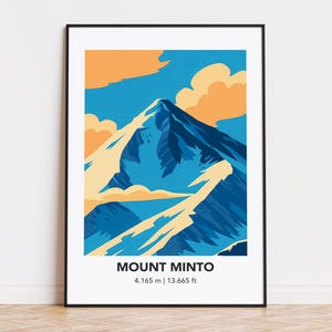 Może przedstawiać: Oprawiony wydruk artystyczny przedstawiający stylizowaną ilustrację Mount Minto. Grafika przedstawia niebieską górę z białym śniegiem, na tle błękitnego nieba z pomarańczowymi chmurami. Tekst "MOUNT MINTO" i wysokość, 4.165 m, znajdują się na dole.