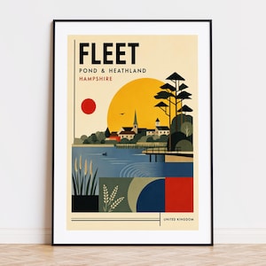 Op de afbeelding: Een ingelijste reisposter met een gestileerd landschap van Fleet, Pond & Heathland, Hampshire, Verenigd Koninkrijk. Het kunstwerk toont een grote gele zon, een blauwe vijver, bomen en gebouwen in een vlakke grafische stijl met rode accenten.