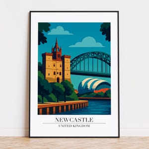 Może przedstawiać: Oprawiony wydruk artystyczny przedstawiający stylizowaną ilustrację Newcastle, Wielka Brytania. Grafika przedstawia zamek, most i nowoczesny budynek na tle błękitnego nieba. Wydruk zawiera tekst "NEWCASTLE UNITED KINGDOM" na dole.