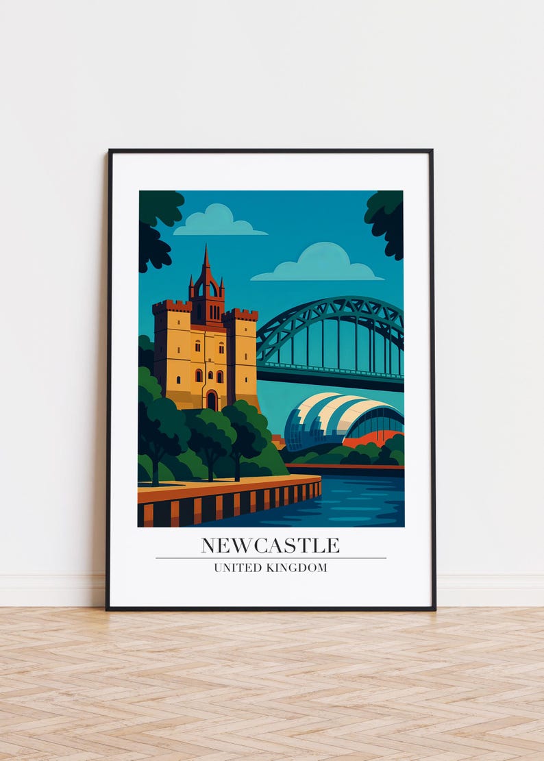Może przedstawiać: Oprawiony wydruk artystyczny przedstawiający stylizowaną ilustrację Newcastle, Wielka Brytania. Grafika przedstawia zamek, most i nowoczesny budynek na tle błękitnego nieba. Wydruk zawiera tekst "NEWCASTLE UNITED KINGDOM" na dole.