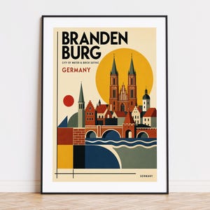 以下が含まれることがあります： ドイツのブランデンブルクを描いたスタイリッシュなイラストの額入りトラベルポスター。レンガ造りのゴシック様式の教会、水にかかる橋、大きな黄色い太陽が描かれています。テキストには「BRANDENBURG, CITY OF WATER & BRICK GOTHIC, GERMANY」と記されています。