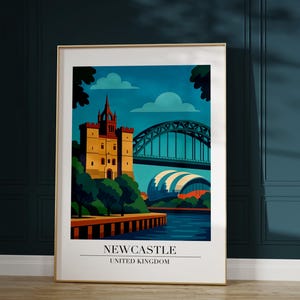 Może przedstawiać: Oprawiony wydruk artystyczny przedstawiający stylizowaną ilustrację Newcastle, Wielka Brytania. Grafika przedstawia zamek, most i nowoczesny budynek na tle błękitnego nieba. Wydruk jest w złotej ramie.