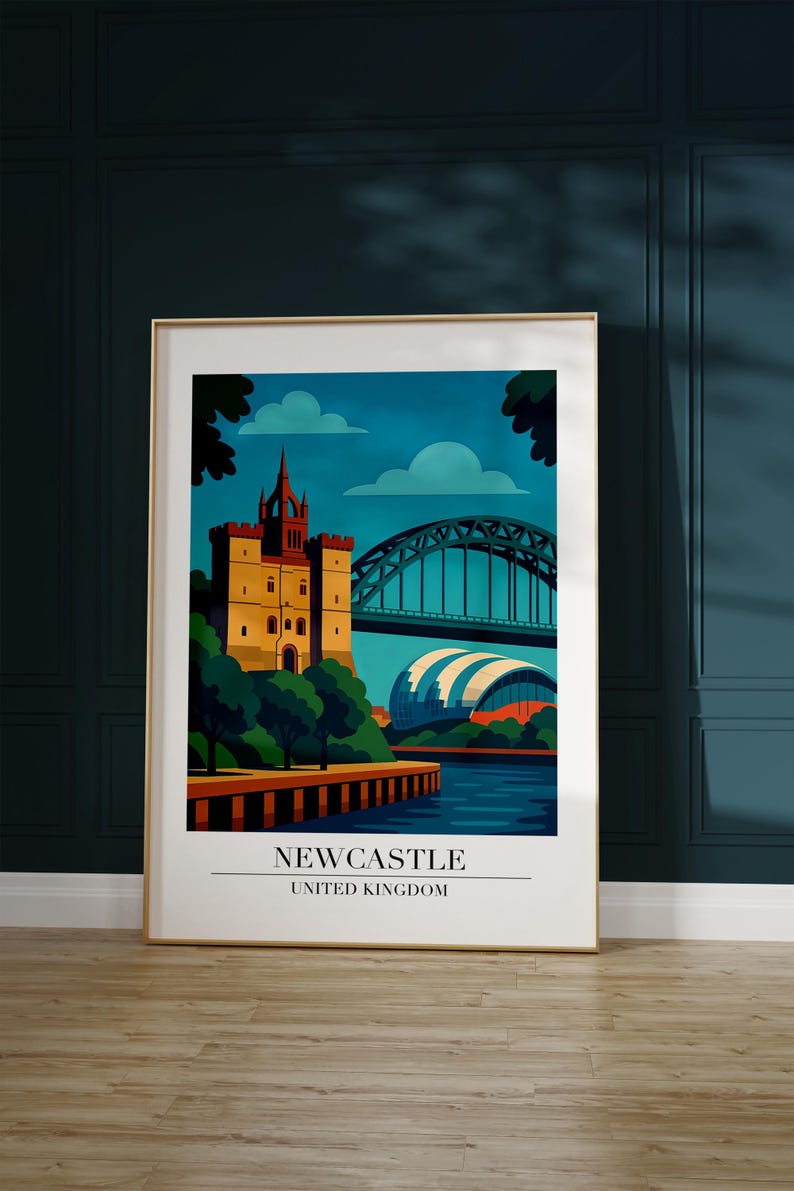 Może przedstawiać: Oprawiony wydruk artystyczny przedstawiający stylizowaną ilustrację Newcastle, Wielka Brytania. Grafika przedstawia zamek, most i nowoczesny budynek na tle błękitnego nieba. Wydruk jest w złotej ramie.