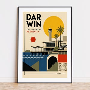 Peut inclure: Une affiche encadrée représentant Darwin, Australie, dans un style rétro. L'œuvre d'art comprend le texte "DARWIN" et "TOP END CAPITAL AUSTRALIA". L'image présente un soleil jaune, des palmiers et des éléments architecturaux.