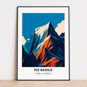 Pode incluir: Uma impressão artística emoldurada com uma ilustração estilizada do Piz Badile, um pico de montanha. A obra de arte usa uma paleta de azuis, laranjas e branco para representar a montanha e o céu. O texto "PIZ BADILE" e a altura, 3.308 m, são impressos na parte inferior.