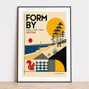 Puede incluir: Un póster de viaje enmarcado con el texto FORM BY DUNES PINES COAST SEFTON UNITED KINGDOM. El gráfico muestra un sol amarillo, pinos, un faro, una ardilla roja y olas azules en un paisaje costero sobre un fondo de color beige.