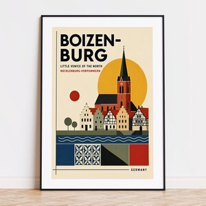 Può includere: Un poster da viaggio incorniciato con un'illustrazione stilizzata di Boizenburg, Germania. Il design include una chiesa, case a graticcio, un fiume e un grande sole giallo. Il testo recita: BOIZENBURG, LITTLE VENICE OF THE NORTH, MECKLENBURG-VORPOMMERN, GERMANY.
