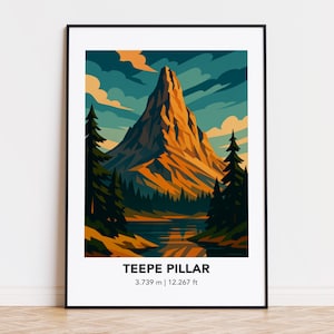 Puede incluir: Una impresión artística enmarcada que presenta una ilustración estilizada de Tepee Pillar, un pico montañoso. La obra de arte representa una montaña en tonos naranja y marrón, con un lago y árboles en primer plano. El texto "TEPEE PILLAR" y las medidas están en la parte inferior.