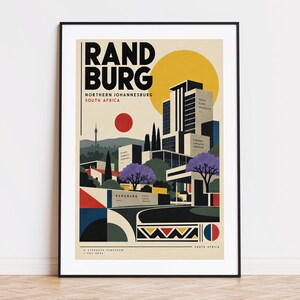 Può includere: Un poster incorniciato con un'illustrazione grafica di Randburg, a nord di Johannesburg, in Sudafrica. Il design include un grande sole giallo, un cerchio rosso, edifici stilizzati, alberi viola e forme geometriche in blu, rosso e nero.