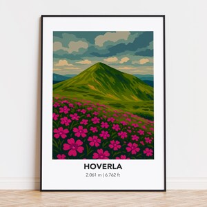 Könnte beinhalten: Ein gerahmter Kunstdruck mit einer stilisierten Landschaft des Hoverla-Berges. Das Kunstwerk zeigt einen grünen Berg, rosa Blumen und einen bewölkten Himmel. Der Text "HOVERLA" und die Höhe, 2.061 m, sind unten abgebildet.