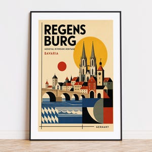 Könnte beinhalten: Ein gerahmtes Reiseplakat von Regensburg, Bayern, mit einer stilisierten Stadtansicht, einer Steinbrücke, einer Kathedrale mit zwei Türmen und einer großen gelben Sonne. Der Text lautet REGENSBURG, MEDIEVAL RIVERSIDE HERITAGE, BAVARIA, GERMANY.