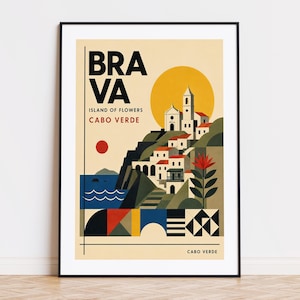 Op de afbeelding: Een ingelijste reisposter met de tekst BRAVA ISLAND OF FLOWERS CABO VERDE. De illustratie toont een dorp op een heuvel met witte gebouwen, een kerk, een grote gele zon, een rode cirkel, blauwe oceaangolven en een rode bloem, met geometrische patronen aan de onderkant.