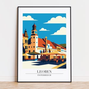Könnte beinhalten: Ein gerahmter Kunstdruck mit einer stilisierten Illustration von Leoben, Österreich. Das Kunstwerk zeigt einen Stadtplatz mit Gebäuden in Orange-, Gelb- und Weißtönen unter einem blauen Himmel mit Wolken. Der Druck enthält den Namen der Stadt.