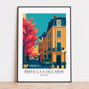 Può includere: Una stampa artistica incorniciata raffigurante una scena di strada a Brive-la-Gaillarde, Francia. L'illustrazione presenta edifici con tetti arancioni e blu, un cielo turchese e un albero con foglie rosse. Un'auto verde è parcheggiata in strada. Il testo "BRIVE-LA-GAILLARDE FRANCE" è in basso.