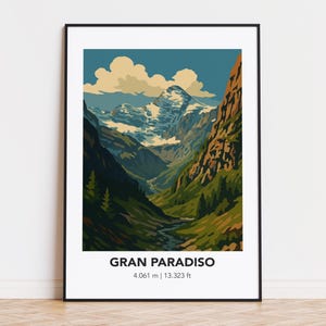 Puede incluir: Una impresión artística enmarcada de la cordillera del Gran Paradiso. La obra representa un valle con un río, verdes laderas y un pico montañoso nevado bajo un cielo azul con nubes. El texto "GRAN PARADISO" y la altitud, 4.061 m, están en la parte inferior.