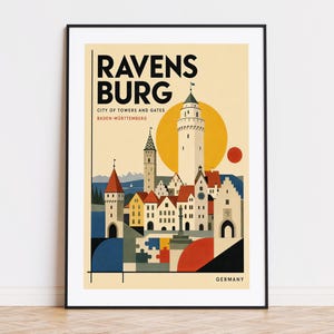 Może przedstawiać: Oprawiony plakat podróżniczy ze stylizowaną ilustracją Ravensburga w Niemczech. Tekst głosi RAVENSBURG, CITY OF TOWERS AND GATES, BADEN-WÜRTTEMBERG oraz GERMANY. Grafika przedstawia historyczne miasto z wieżami, czerwonymi dachami i dużym żółtym słońcem.