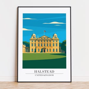 Puede incluir: Una impresión artística enmarcada con una ilustración estilizada de Halstead, Reino Unido. La obra representa un edificio amarillo con una bandera roja sobre un cielo azul. El texto "HALSTEAD UNITED KINGDOM" está en la parte inferior.