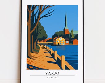 Op de afbeelding: Een ingelijste kunstdruk met een gestileerd landschap van Växjö, Zweden. Het kunstwerk toont een meer, een pad en gebouwen onder een blauwe lucht. De print bevat de tekst "VÄXJÖ" en "SWEDEN" onderaan.
