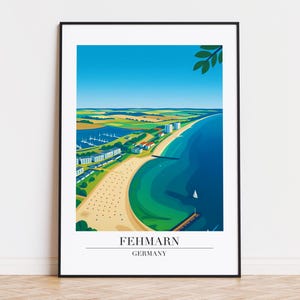 Puede incluir: Una impresión artística enmarcada que presenta una ilustración estilizada de Fehmarn, Alemania. La obra de arte representa una escena costera con una playa, edificios y un puerto deportivo bajo un cielo azul. La impresión incluye el texto "FEHMARN GERMANY" en la parte inferior.