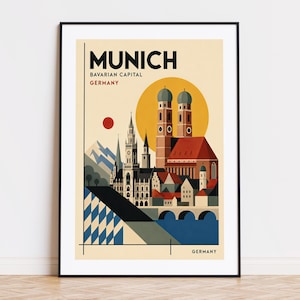 Pode incluir: Um cartaz de viagem emoldurado com uma ilustração estilizada de Munique, Alemanha. A obra exibe o horizonte da cidade com a Frauenkirche, um grande sol amarelo, um círculo vermelho e padrões de losangos azuis e brancos num fundo creme.