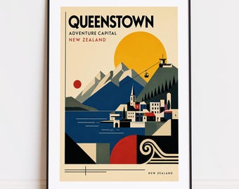 Könnte beinhalten: Ein gerahmter Kunstdruck mit einer stilisierten Illustration von Queenstown, Neuseeland. Das Kunstwerk zeigt eine Bergkette, einen See und eine Stadt mit einer großen gelben Sonne im Hintergrund. Der Text oben lautet "QUEENSTOWN ADVENTURE CAPITAL NEW ZEALAND."