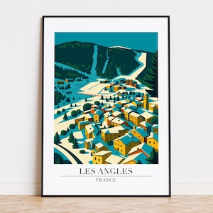 Può includere: Una stampa artistica incorniciata con un'illustrazione stilizzata di Les Angles, Francia. La stampa raffigura un villaggio in una valle con piste da sci, alberi ed edifici con tetti gialli e blu. Il testo "LES ANGLES FRANCE" è in basso.