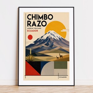 Op de afbeelding: Een ingelijste kunstdruk met een gestileerde illustratie van Chimborazo, een Andesvulkaan in Ecuador. Het kunstwerk toont een besneeuwde berg, een ondergaande zon en geometrische vormen in een retro reisposterstijl.