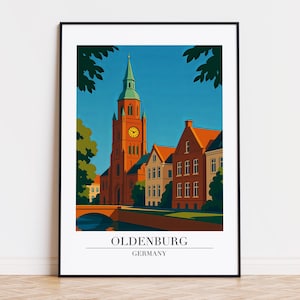 Può includere: Una stampa artistica incorniciata con un'illustrazione stilizzata di Oldenburg, Germania. L'opera raffigura un alto edificio in mattoni con un campanile, circondato da altri edifici e un ponte. Il testo "OLDENBURG GERMANY" è in basso.