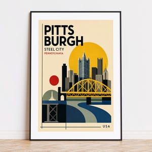 Peut inclure: Une affiche encadrée représentant une illustration stylisée de Pittsburgh, Pennsylvanie. Le design comprend un soleil jaune, un cercle rouge, un pont jaune et la ligne d'horizon de la ville. Le texte en haut indique "PITTSBURGH" et "STEEL CITY PENNSYLVANIA".