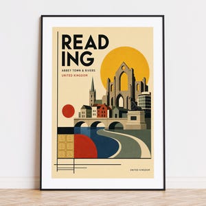 Puede incluir: Un póster de viaje enmarcado con una ilustración estilizada de Reading, Reino Unido. La obra muestra el texto READING, ABBEY TOWN & RIVERS y UNITED KINGDOM. Representa las ruinas de una abadía, un puente y un río bajo un gran sol de color amarillo.