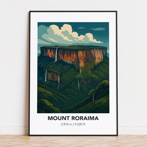 Può includere: Una stampa artistica incorniciata del Monte Roraima, una montagna con la cima piatta e cascate. L'opera d'arte presenta una vivace tavolozza di colori verdi, marroni e blu. L'altezza della montagna è indicata come 2.810 m (9.220 piedi).