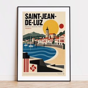 Può includere: Un poster di viaggio incorniciato di Saint-Jean-de-Luz, porto balneare basco, Francia. L'illustrazione raffigura una città costiera con edifici bianchi, tetti rossi, il campanile di una chiesa, acqua blu, barche a vela e un grande sole giallo.