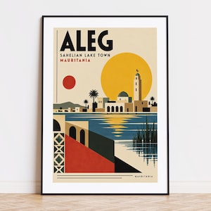 Puede incluir: Un póster de viaje enmarcado titulado ALEG SAHELIAN LAKE TOWN MAURITANIA. La ilustración gráfica muestra una mezquita con un minarete, palmeras y un gran sol amarillo sobre un lago azul. Se observa un círculo rojo y patrones.