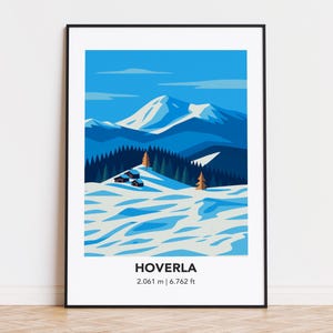Könnte beinhalten: Gerahmter Kunstdruck mit einer stilisierten Landschaft einer schneebedeckten Bergkette unter blauem Himmel. Das Kunstwerk enthält den Text "HOVERLA" und die Höhe, 2.061 m. Das Bild hat ein minimalistisches Design mit Blau- und Weißtönen.