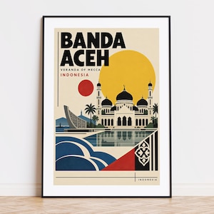 Puede incluir: Un póster de viaje enmarcado con el texto BANDA ACEH VERANDA OF MECCA INDONESIA. La ilustración gráfica muestra una mezquita con cúpulas y minaretes, un gran sol amarillo, un círculo rojo, palmeras y una piscina reflectante en estilo plano.