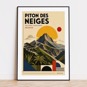 Puede incluir: Una impresión artística enmarcada que presenta un paisaje estilizado de Piton des Neiges, Reunión. El diseño incluye una montaña, un sol amarillo y formas geométricas al estilo de un póster de viaje vintage. El texto "Piton des Neiges" está en la parte superior.