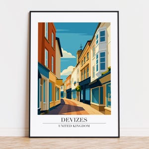 Puede incluir: Una impresión artística enmarcada que presenta una ilustración estilizada de una escena callejera en Devizes, Reino Unido. La obra de arte representa edificios en tonos naranja, beige y azul bajo un cielo azul. El texto "Devizes United Kingdom" está en la parte inferior.